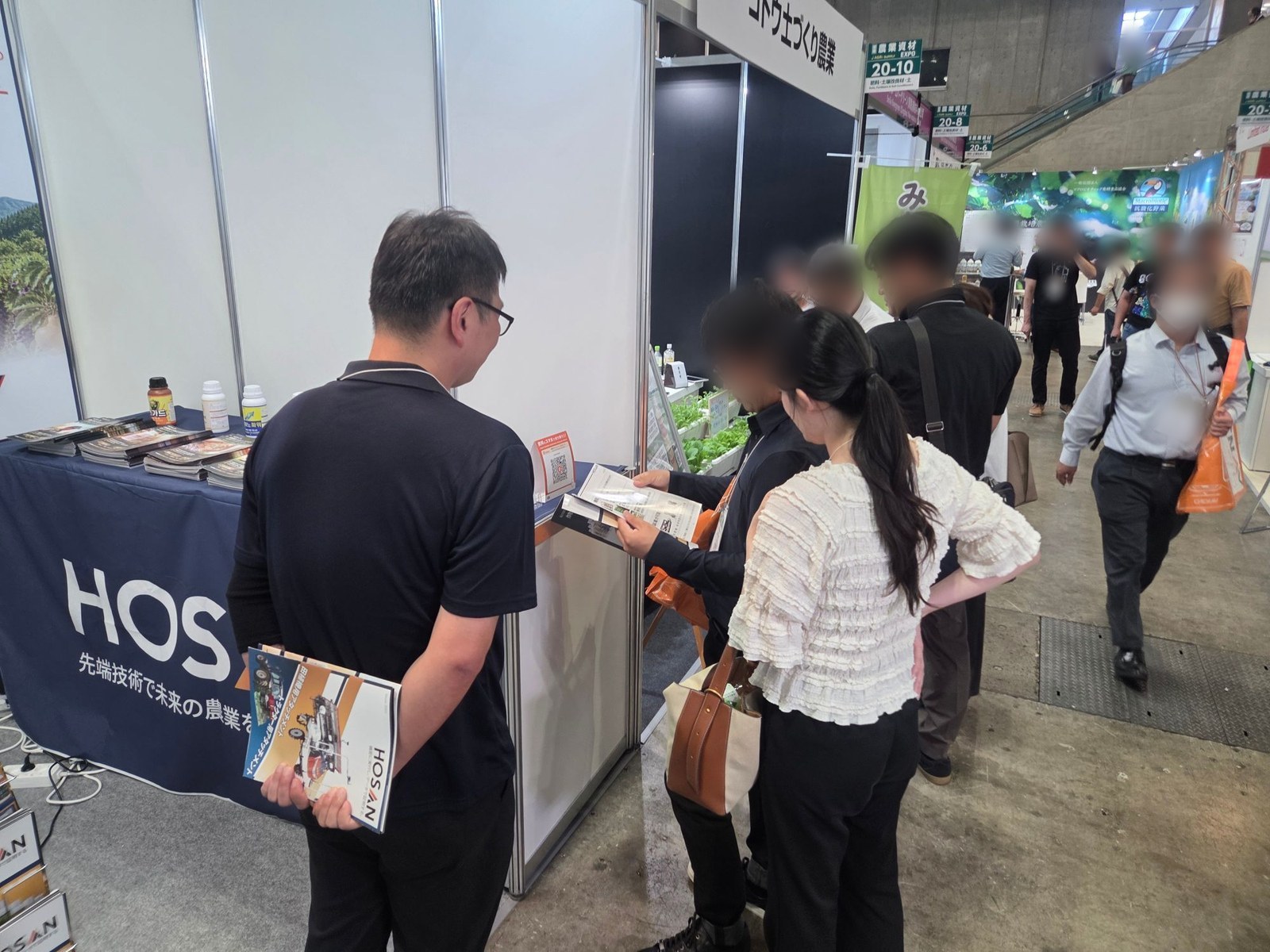 호산 부스 앞에 발길을 멈춘 관람객들